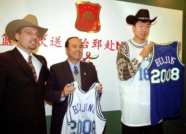 2001年3月29日王治郅准备启程赴美国加盟小牛