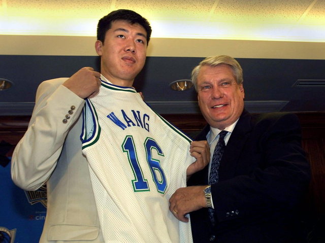 2001年4月4日在小牛队亮相