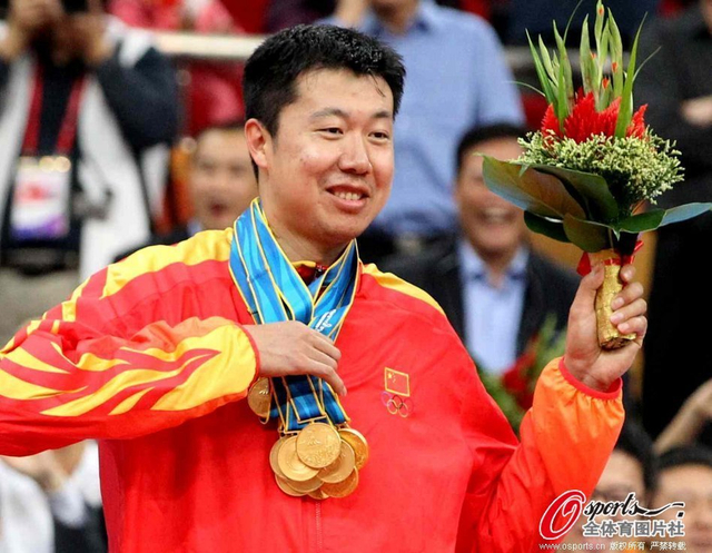 广州亚运会队友将金牌全部挂上大郅脖子
