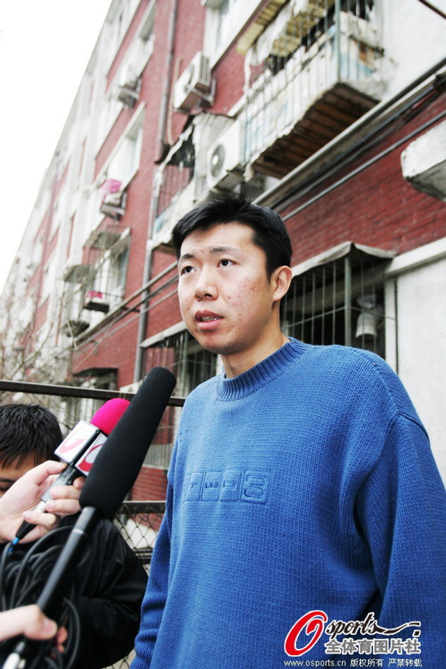06年4月10日王治郅顺利回国家门口接受采访