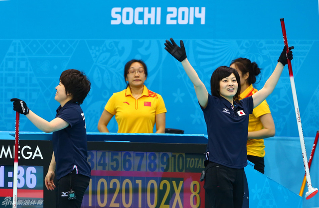 日本队赛后庆祝