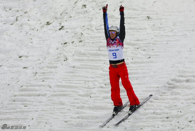 贾宗洋向观众致意