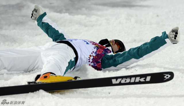 莫里斯高兴地倒在雪地