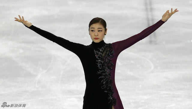 挥手向观众致意