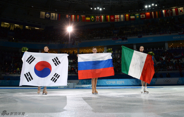 获奖选手展示国旗