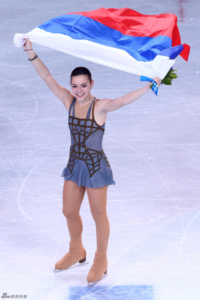 斯托尼科娃挥舞国旗