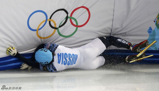 俄罗斯选手摔出赛道