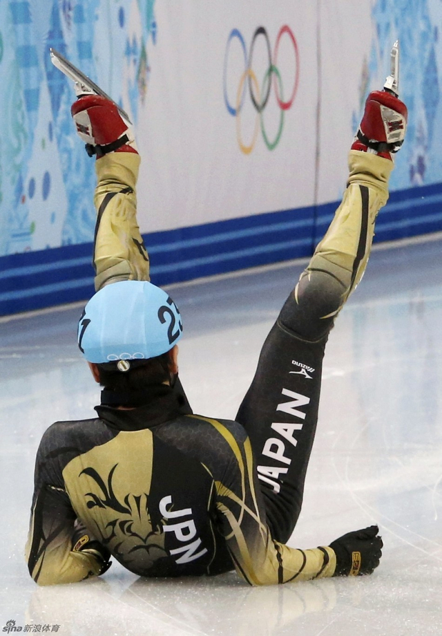 选手急速摔倒在地