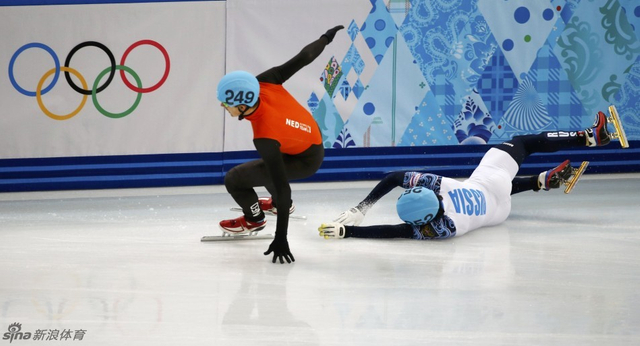 速滑比赛选手摔倒