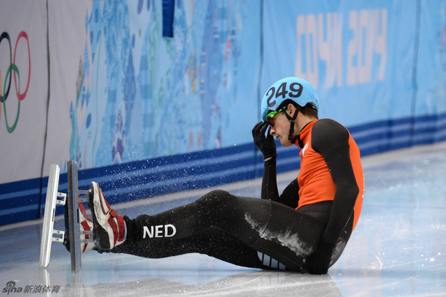 荷兰选手失误摔倒