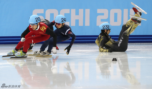 日本选手摔倒在地