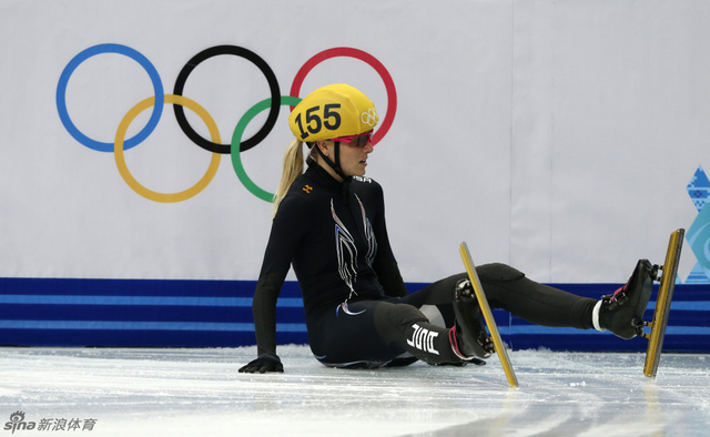 美国选手艾米莉倒地