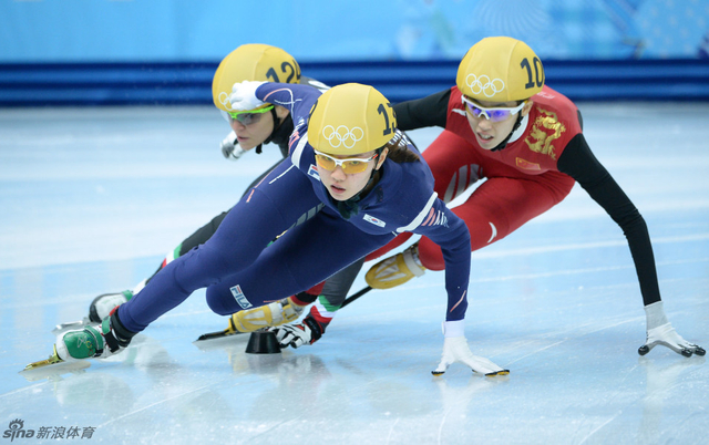 中国选手范可新(右)