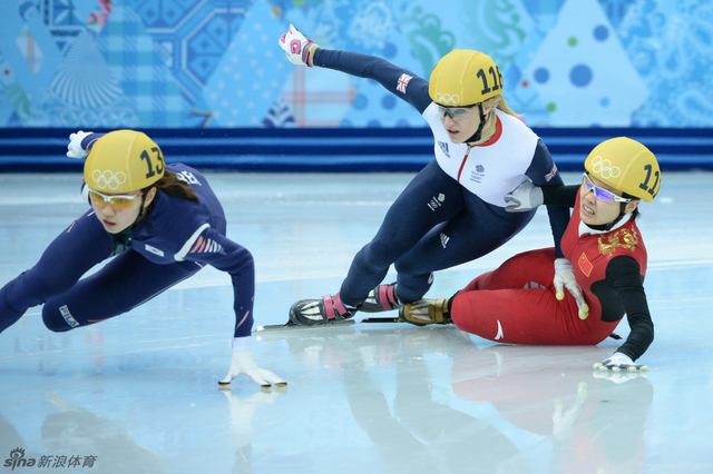 李坚柔被阻挡摔倒