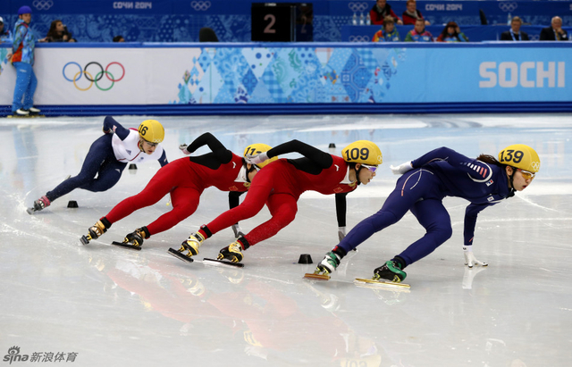 李坚柔和范可新在比赛中