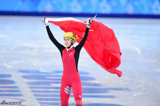 范可新高举五星红旗