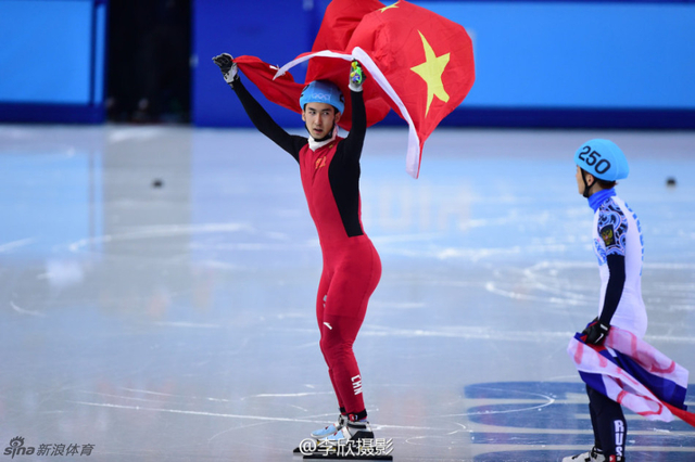 武大靖挥舞国旗