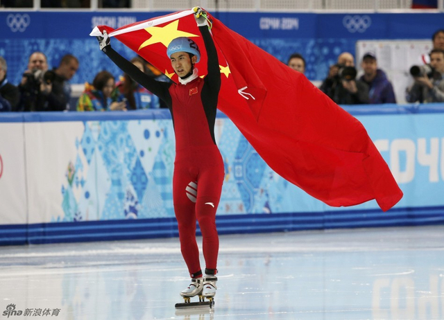 武大靖高举五星红旗