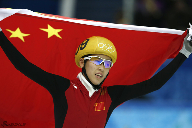 范可新高举国旗