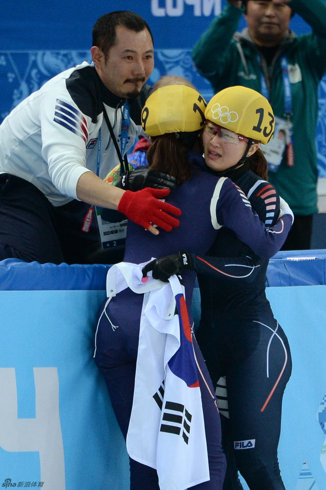 朴胜义和队友拥抱