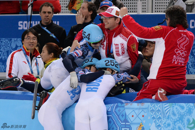俄罗斯选手庆贺夺金