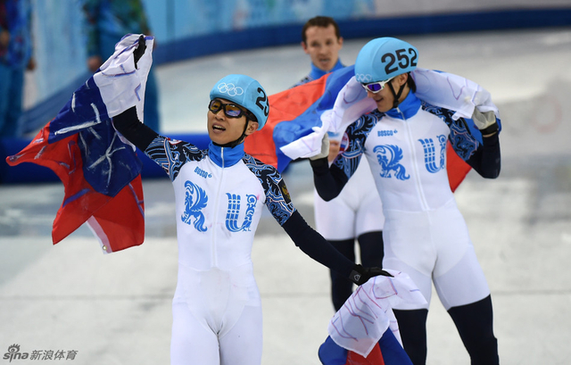 俄罗斯队庆贺夺金