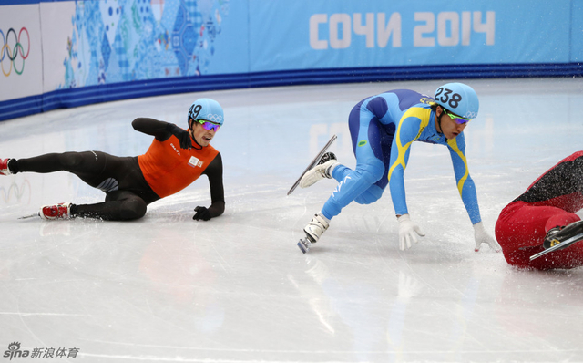 荷兰队选手摔倒