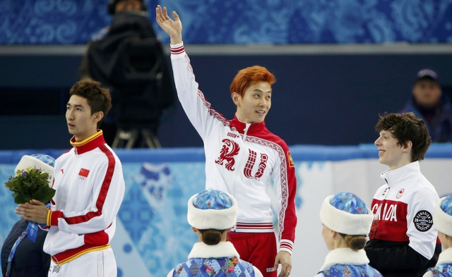 前三名献花仪式