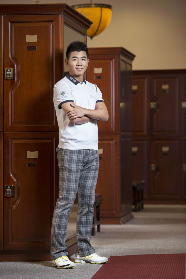 吴阿顺穿着男子健步高尔夫系列