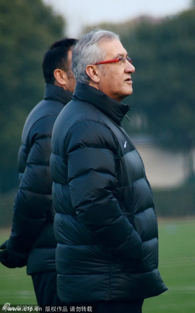 曼萨诺场边观战