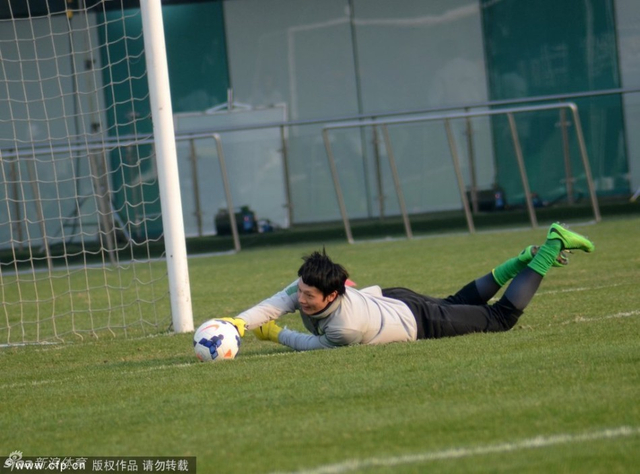 杨智倒地扑球