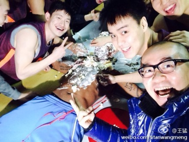 每个人都上来拍一下