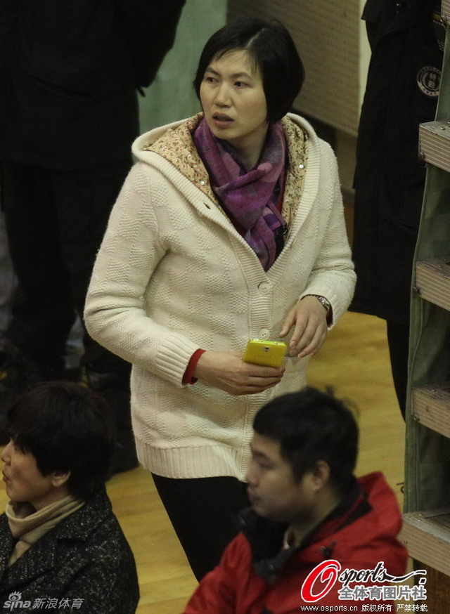 女排名将周苏红现场观战