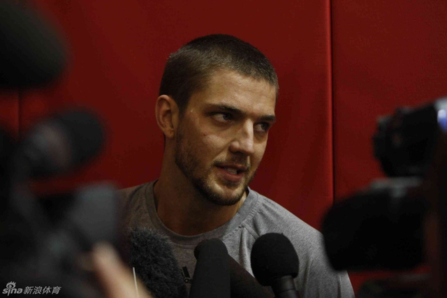 结束训练被媒体团团围住