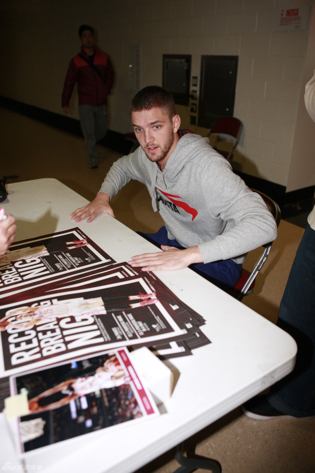 为球迷签海报签到手酸