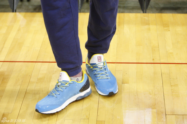 印有中国的休闲鞋