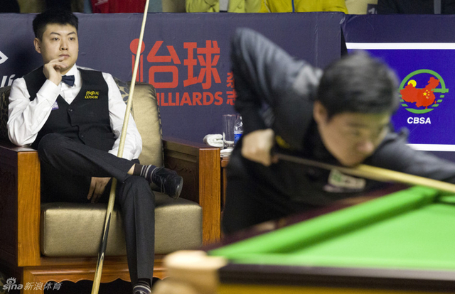 梁文博场下观察