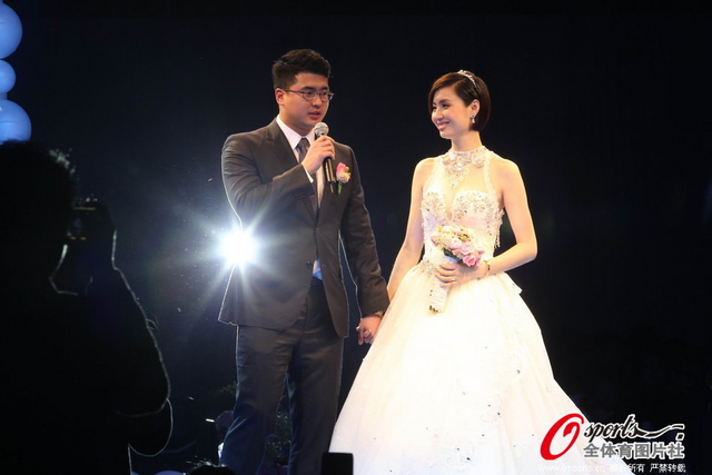 爱妻面露幸福微笑