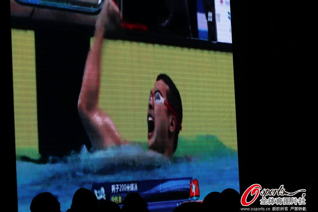 大屏幕播放吴鹏冠军时刻