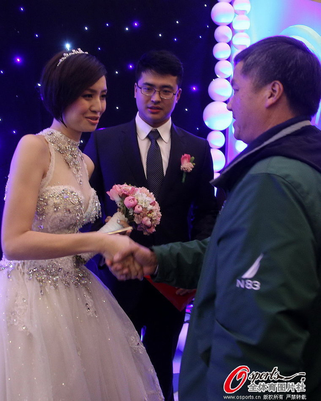 朱志根上前握手