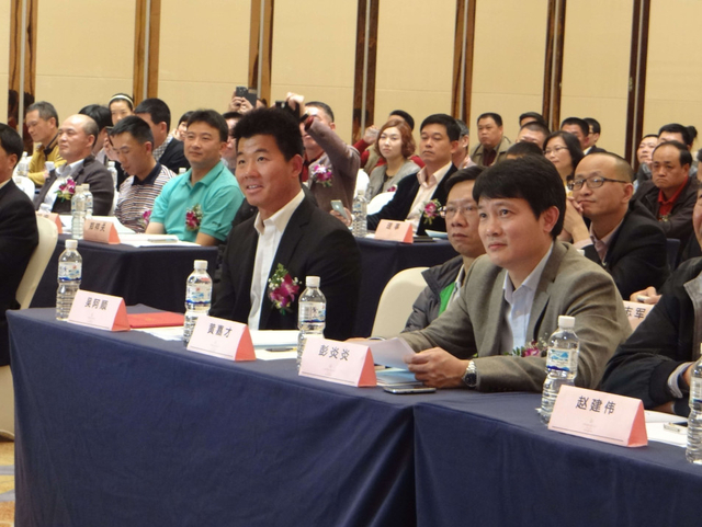 阿顺与经纪人在会场