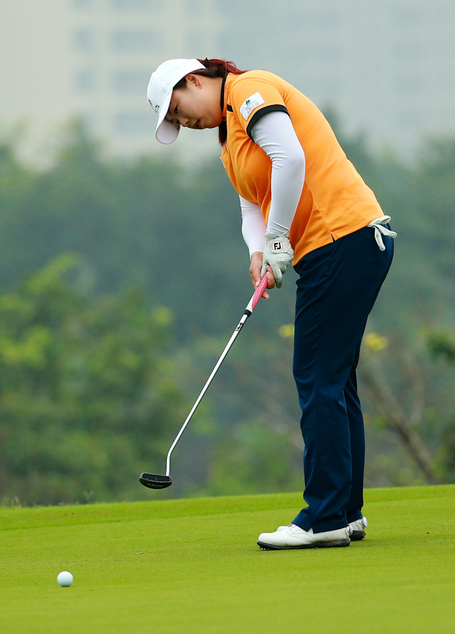 冯珊珊练习推杆