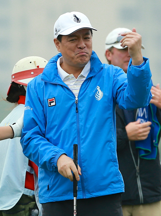 王立伟庆祝小球入洞