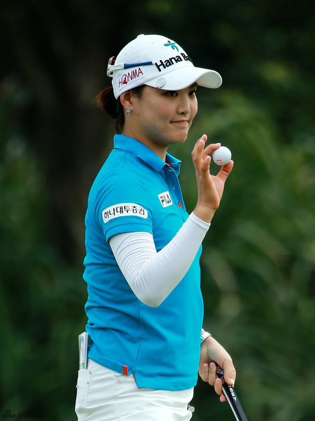 柳萧然举球示意