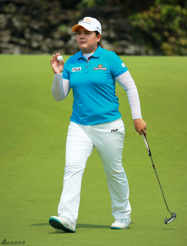 朴仁妃向观众示意