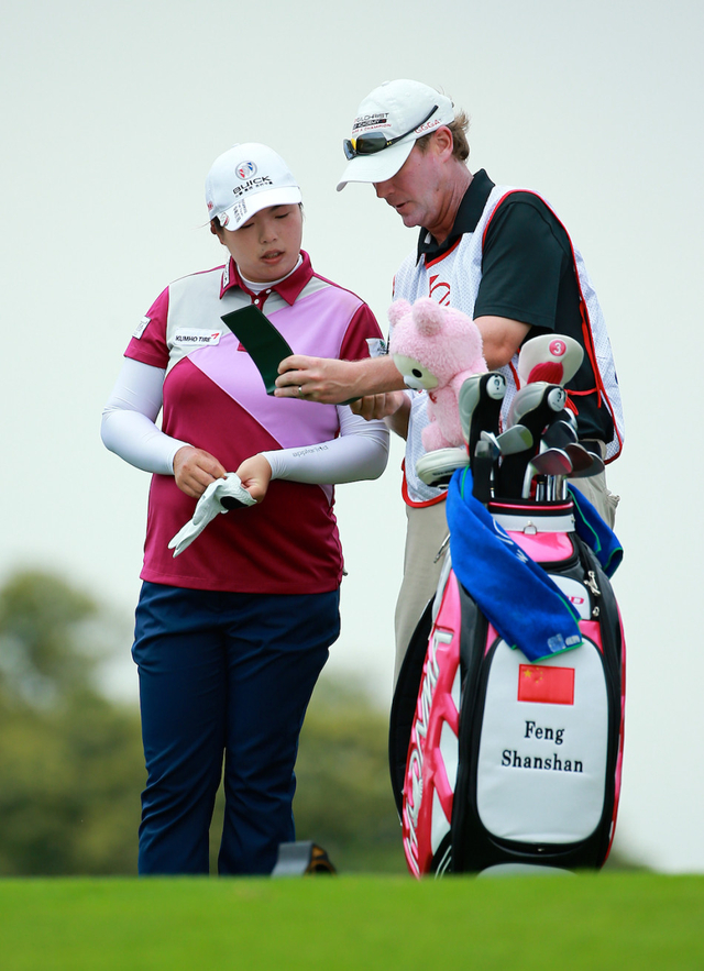 冯珊珊与球童商讨对策