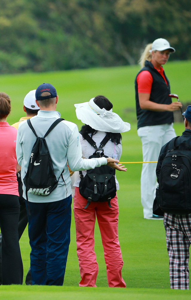 佩特森与男友场上交流