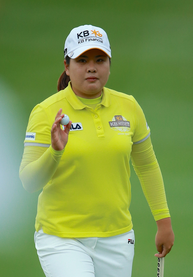 朴仁妃举球示意