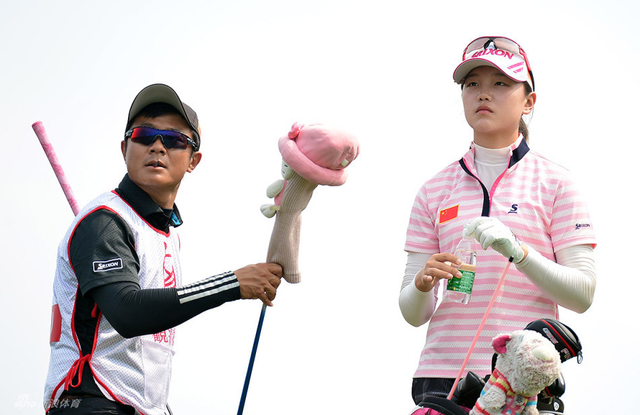 石昱婷与教练兼球童