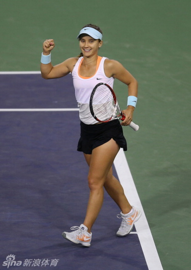 戴维斯挥拳鼓励